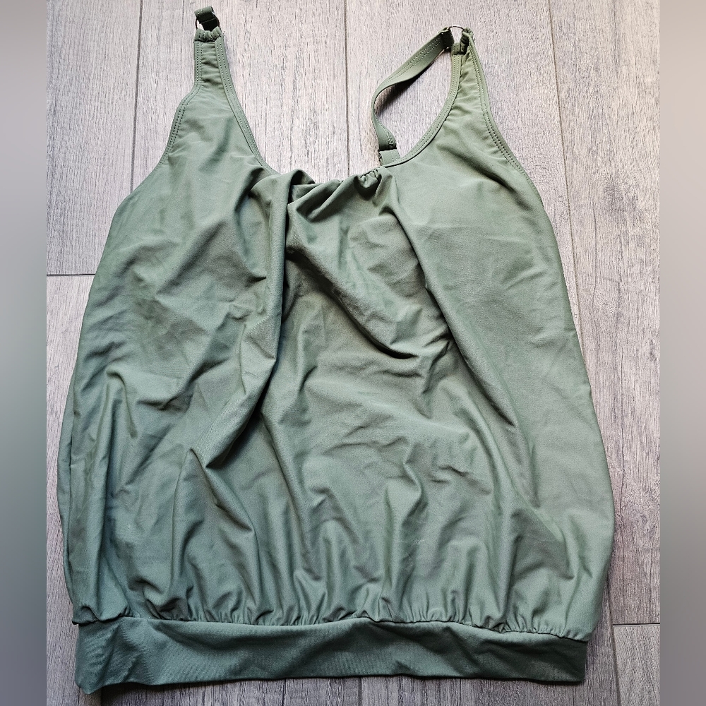 NWT Women's Swimsuit Top Size Small